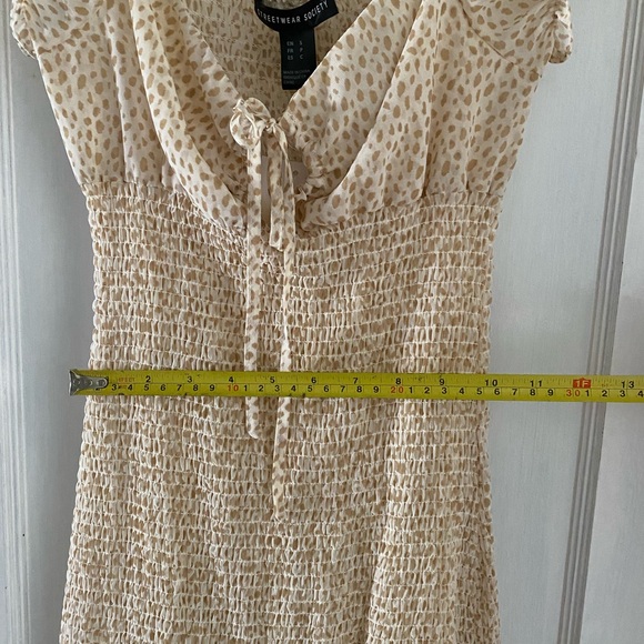 Short Sleeve Sweetheart Neck with Tie Detail Tan Spotted Body-con Dress - Picture 5 of 10